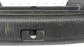 The trunk opening trim for the Audi Q5 8R 09-17 is black, scratches, and the guide is broken.
