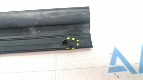 The front right lower door seal of the Toyota Camry v70 18-24 is torn.