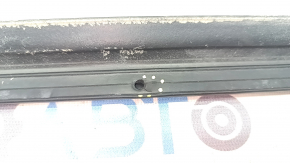 The front right lower door seal of the Toyota Camry v70 18-24 is torn.