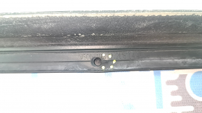 The front right lower door seal of the Toyota Camry v70 18-24 is torn.