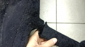 The floor covering of the VW Jetta 19-24 is black, torn, needs cleaning.