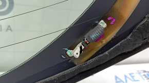 The heating contact on the Mazda CX-30 20-23 trunk glass is torn off.