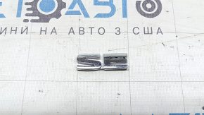 The SE emblem on the tailgate of the Mitsubishi Outlander 22-25