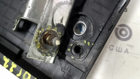 The battery tray of a Mitsubishi Outlander 22-25 has a broken mortgage.