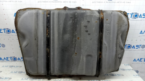 The Toyota Camry V40's fuel tank is rusty.
