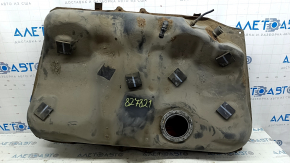 The Toyota Camry V40's fuel tank is rusty.