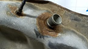 The Toyota Camry V40's fuel tank is rusty.