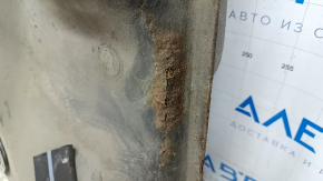 The Toyota Camry V40's fuel tank is rusty.