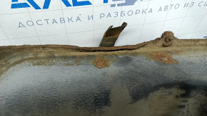 The Toyota Camry V40's fuel tank is rusty.