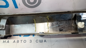 Trunk lid molding, chrome, Nissan Altima 16-18 rest. Chrome, worn, broken fasteners.