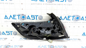 The outer right fender light for a Ford Edge 19-24 restyling SE SEL is missing the plug.
