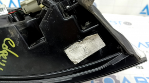 The outer right fender light for a Ford Edge 19-24 restyling SE SEL is missing the plug.