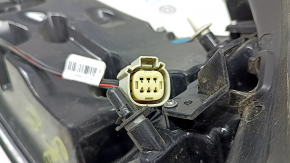 The outer right fender light for a Ford Edge 19-24 restyling SE SEL is missing the plug.