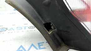 The outer right fender light for a Ford Edge 19-24 restyling SE SEL is missing the plug.