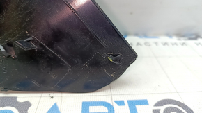 The right outer wing light cover for the Audi E-Tron 19-23 Quattro has a broken mount.