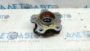 The rear left hub of a BMW 3 G20 19-24 is rusty.