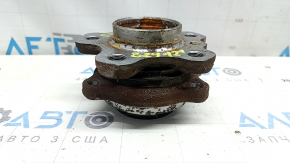 The rear left hub of a BMW 3 G20 19-24 is rusty.