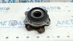 The rear left hub of a BMW 3 G20 19-24 is rusty.