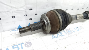The front right half shaft of a Toyota Sienna 21-24 is rusty.