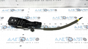 The rear right door handle mechanism of a Porsche Macan 15-24 for keyless operation is broken.