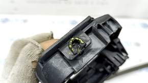 The rear right door handle mechanism of a Porsche Macan 15-24 for keyless operation is broken.