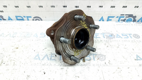 The rear left hub of a Toyota Sienna 21-25 FWD is rusty.