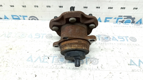 The rear left hub of a Toyota Sienna 21-25 FWD is rusty.