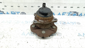 The rear left hub of a Toyota Sienna 21-25 FWD is rusty.
