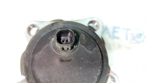 The rear left hub of a Toyota Sienna 21-25 FWD is rusty.