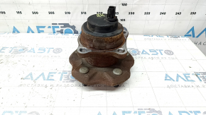 The rear right hub of a Toyota Sienna 21-25 FWD is rusty.