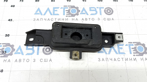 The rear right jack of a Porsche Macan 15-24 is dented.