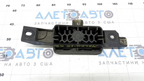 The rear right jack of a Porsche Macan 15-24 is dented.