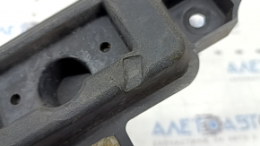 The rear right jack of a Porsche Macan 15-24 is dented.