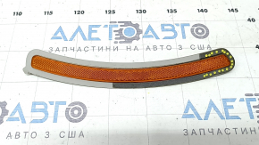 The left front bumper reflector on a BMW X5 G05 19-24 has come unglued.
