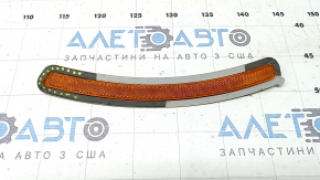 The right front bumper reflector on a BMW X5 G05 19-24 has come unglued.