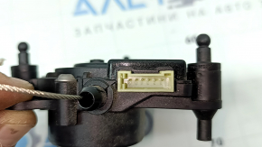The lower right trunk lid closer cable of the BMW X5 G05 19-24 is broken.