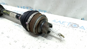 The front right half shaft of a Porsche Macan 15-21 is rusty.