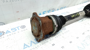 The front right half shaft of a Porsche Macan 15-21 is rusty.