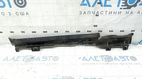 The left radiator deflector on a Ford Escape MK4 2020 hybrid is cracked.