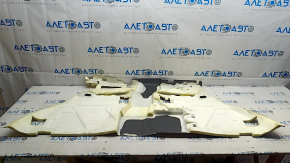 The floor covering of the 2nd row of seats of the Audi E-Tron 19-23 has tears.