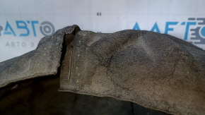 The solder on the rear right fender liner of a Porsche Cayenne 958 (11-14) has come loose.