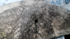 The rear left fender liner of a Ford Focus mk3 11-18 is torn and has cracks.