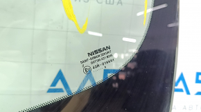 Nissan Rogue 2014-2018 windshield with air along the edge, chip