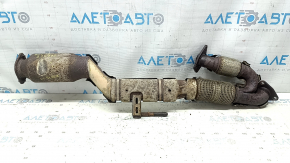 The exhaust pipe with the catalytic converter of a Nissan Murano z52 15-24 is rusty. The studs are sawed off, the mesh is torn, and it is dented.