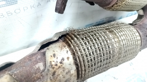 The exhaust pipe with the catalytic converter of a Nissan Murano z52 15-24 is rusty. The studs are sawed off, the mesh is torn, and it is dented.