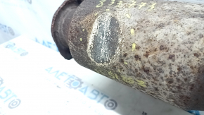 The exhaust pipe with the catalytic converter of a Nissan Murano z52 15-24 is rusty. The studs are sawed off, the mesh is torn, and it is dented.