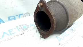 The exhaust pipe with the catalytic converter of a Nissan Murano z52 15-24 is rusty. The studs are sawed off, the mesh is torn, and it is dented.