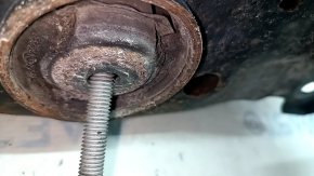 The rear subframe of a Nissan Murano z52 15-24 AWD is rusty, and the gearbox silent block is cracked.