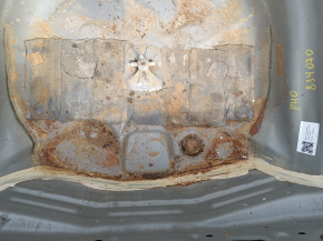 The trunk tray of a Toyota Prius V 12-17 on the body is rusty.