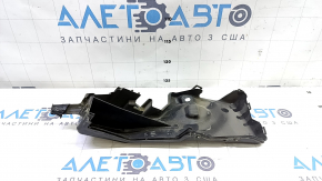 The fuse box housing under the hood of a Toyota Camry v40 has broken latches.